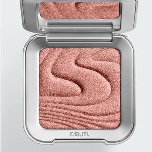 R.E.M. Beauty Metallic Highlighter in Miss Uranus